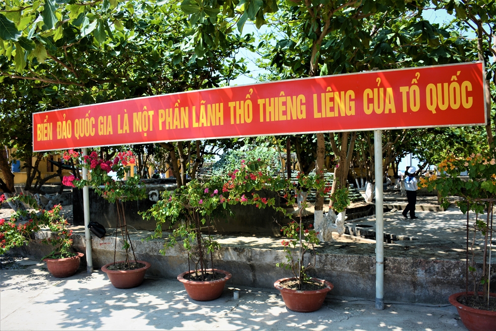 Một góc khuôn viên trên đảo Trường Sa Đông.